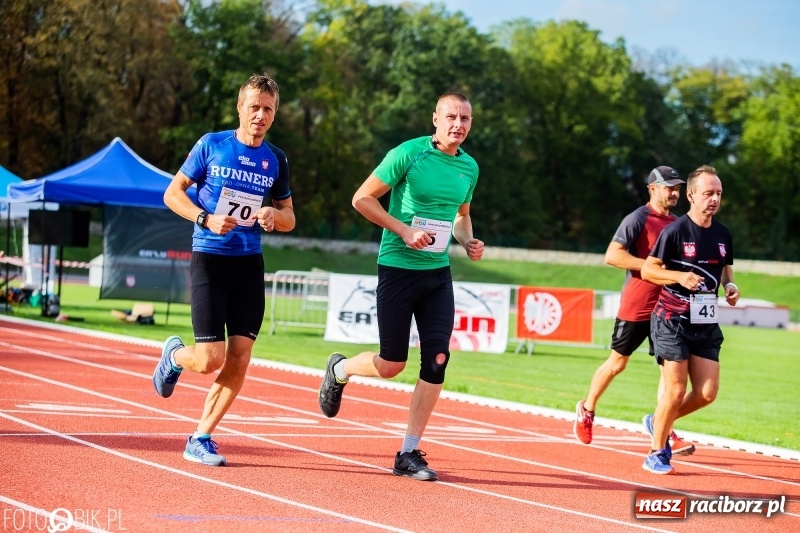 Zdjęcie w galerii na portalu naszraciborz.pl: Trwa 24 godzinny bieg na jubileusz grupy biegowej EasyRun Racibórz wiadomości z regionu