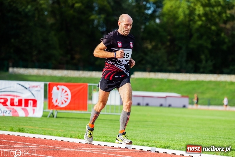 Zdjęcie w galerii na portalu naszraciborz.pl: Trwa 24 godzinny bieg na jubileusz grupy biegowej EasyRun Racibórz wiadomości z regionu