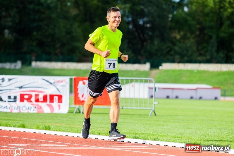 Zdjęcie w galerii na portalu naszraciborz.pl: Trwa 24 godzinny bieg na jubileusz grupy biegowej EasyRun Racibórz wiadomości z regionu