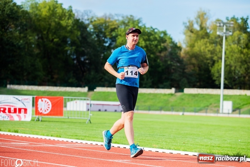 Zdjęcie w galerii na portalu naszraciborz.pl: Trwa 24 godzinny bieg na jubileusz grupy biegowej EasyRun Racibórz wiadomości z regionu
