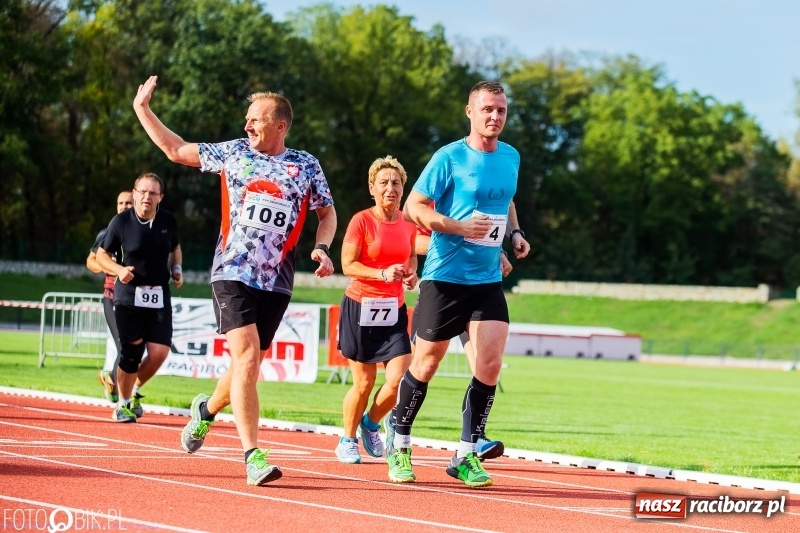 Zdjęcie w galerii na portalu naszraciborz.pl: Trwa 24 godzinny bieg na jubileusz grupy biegowej EasyRun Racibórz wiadomości z regionu