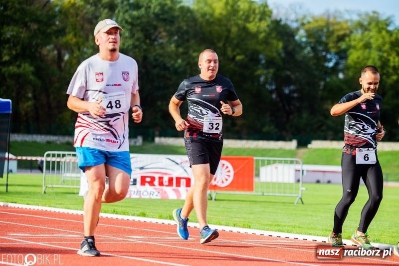 Zdjęcie w galerii na portalu naszraciborz.pl: Trwa 24 godzinny bieg na jubileusz grupy biegowej EasyRun Racibórz wiadomości z regionu