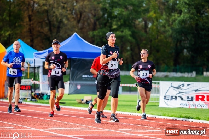 Zdjęcie w galerii na portalu naszraciborz.pl: Trwa 24 godzinny bieg na jubileusz grupy biegowej EasyRun Racibórz wiadomości z regionu
