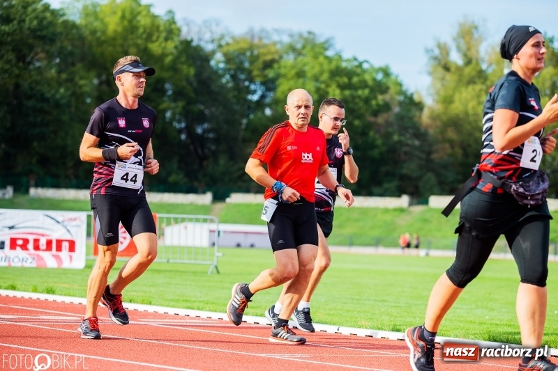Zdjęcie w galerii na portalu naszraciborz.pl: Trwa 24 godzinny bieg na jubileusz grupy biegowej EasyRun Racibórz wiadomości z regionu