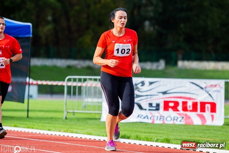 Zdjęcie w galerii na portalu naszraciborz.pl: Trwa 24 godzinny bieg na jubileusz grupy biegowej EasyRun Racibórz wiadomości z regionu