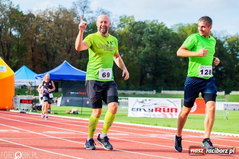 Zdjęcie w galerii na portalu naszraciborz.pl: Trwa 24 godzinny bieg na jubileusz grupy biegowej EasyRun Racibórz wiadomości z regionu