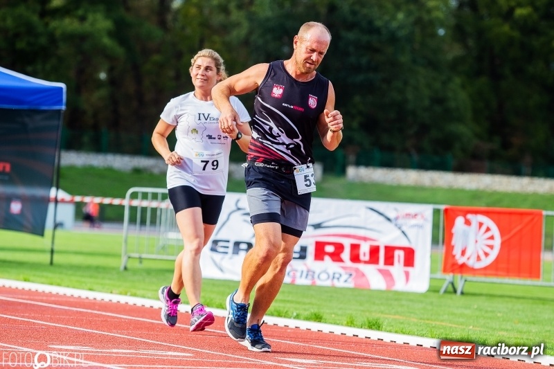 Zdjęcie w galerii na portalu naszraciborz.pl: Trwa 24 godzinny bieg na jubileusz grupy biegowej EasyRun Racibórz wiadomości z regionu