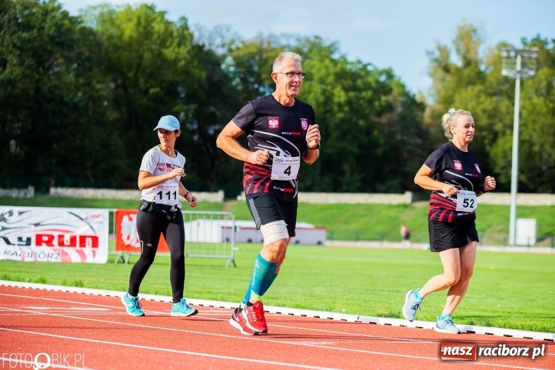 Zdjęcie w galerii na portalu naszraciborz.pl: Trwa 24 godzinny bieg na jubileusz grupy biegowej EasyRun Racibórz wiadomości z regionu