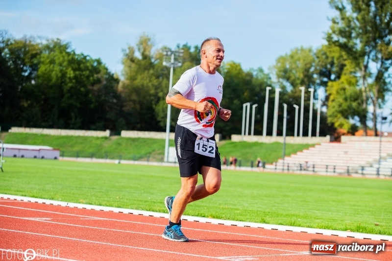 Zdjęcie w galerii na portalu naszraciborz.pl: Trwa 24 godzinny bieg na jubileusz grupy biegowej EasyRun Racibórz wiadomości z regionu