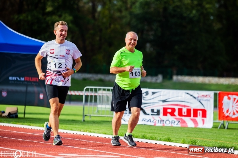Zdjęcie w galerii na portalu naszraciborz.pl: Trwa 24 godzinny bieg na jubileusz grupy biegowej EasyRun Racibórz wiadomości z regionu
