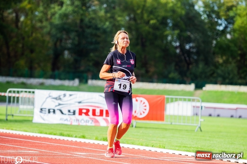 Zdjęcie w galerii na portalu naszraciborz.pl: Trwa 24 godzinny bieg na jubileusz grupy biegowej EasyRun Racibórz wiadomości z regionu