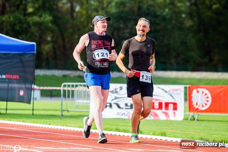 Zdjęcie w galerii na portalu naszraciborz.pl: Trwa 24 godzinny bieg na jubileusz grupy biegowej EasyRun Racibórz wiadomości z regionu