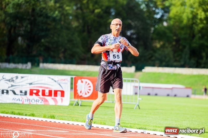 Zdjęcie w galerii na portalu naszraciborz.pl: Trwa 24 godzinny bieg na jubileusz grupy biegowej EasyRun Racibórz wiadomości z regionu