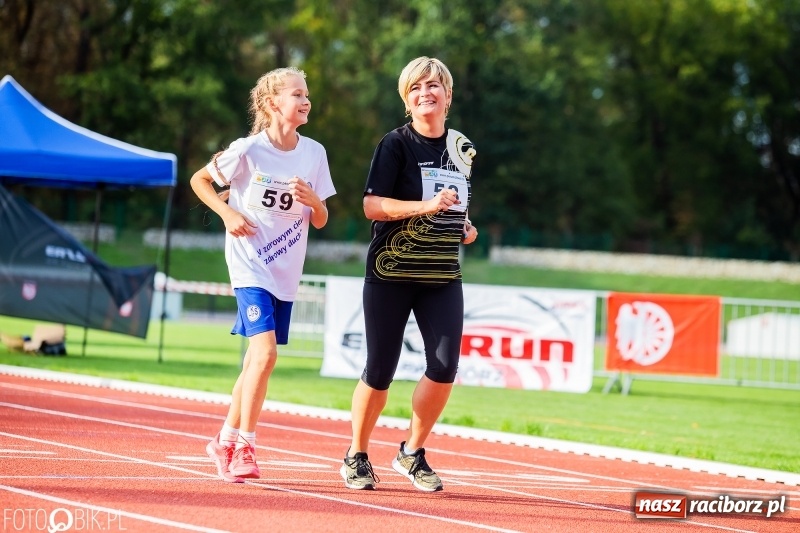 Zdjęcie w galerii na portalu naszraciborz.pl: Trwa 24 godzinny bieg na jubileusz grupy biegowej EasyRun Racibórz wiadomości z regionu
