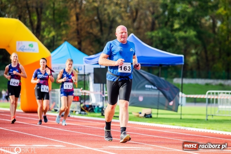 Zdjęcie w galerii na portalu naszraciborz.pl: Trwa 24 godzinny bieg na jubileusz grupy biegowej EasyRun Racibórz wiadomości z regionu