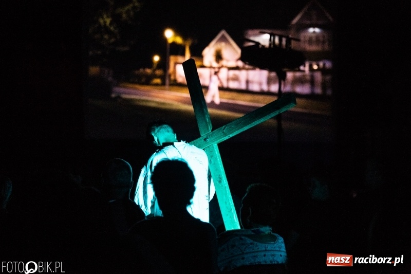 Zdjęcie w galerii na portalu naszraciborz.pl: Spektakl teatralny Bramy Nieba i Płomienie Piekła w kościele zielonoświątkowym w Raciborzu wiadomości z regionu
