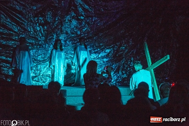 Zdjęcie w galerii na portalu naszraciborz.pl: Spektakl teatralny Bramy Nieba i Płomienie Piekła w kościele zielonoświątkowym w Raciborzu wiadomości z regionu