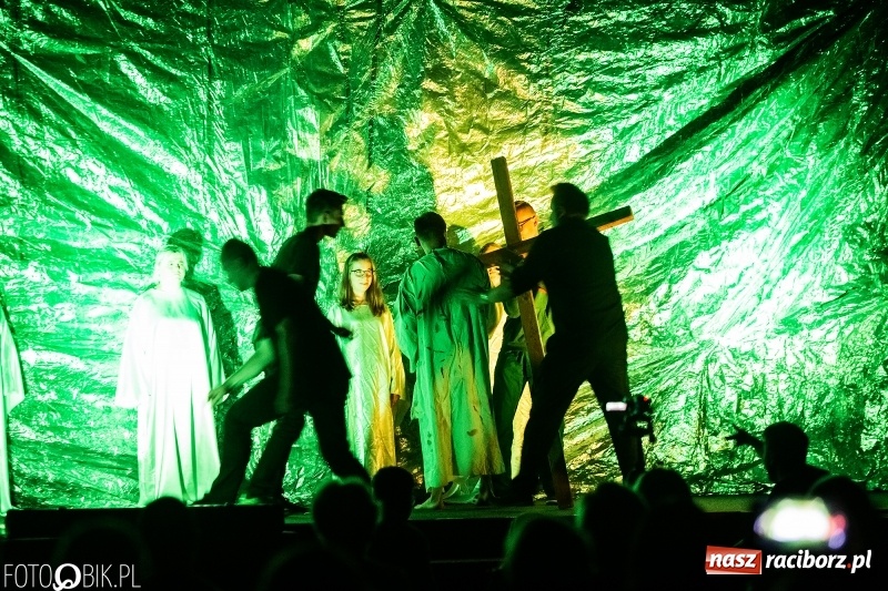 Zdjęcie w galerii na portalu naszraciborz.pl: Spektakl teatralny Bramy Nieba i Płomienie Piekła w kościele zielonoświątkowym w Raciborzu wiadomości z regionu