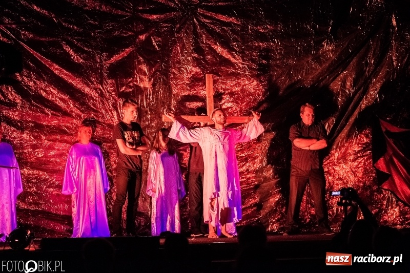 Zdjęcie w galerii na portalu naszraciborz.pl: Spektakl teatralny Bramy Nieba i Płomienie Piekła w kościele zielonoświątkowym w Raciborzu wiadomości z regionu