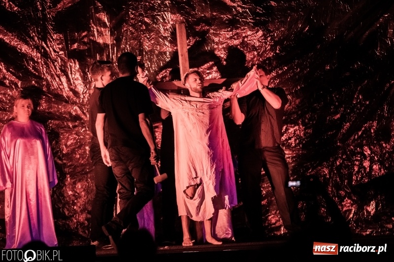 Zdjęcie w galerii na portalu naszraciborz.pl: Spektakl teatralny Bramy Nieba i Płomienie Piekła w kościele zielonoświątkowym w Raciborzu wiadomości z regionu