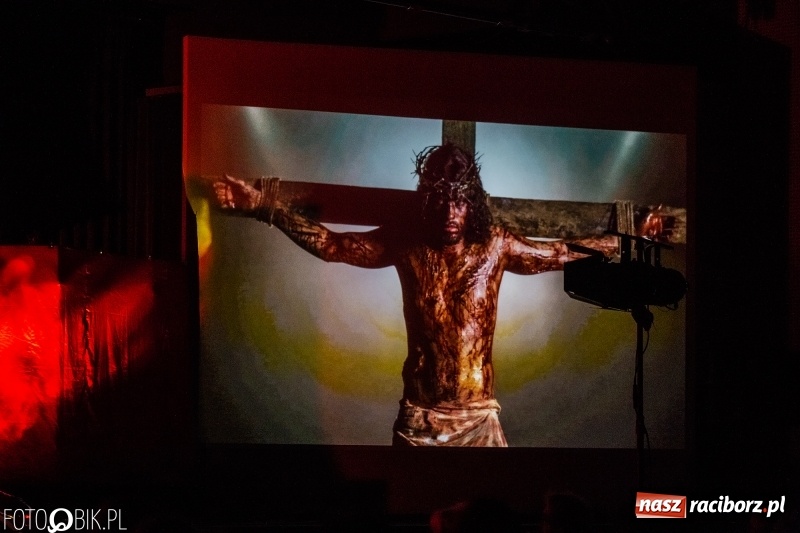 Zdjęcie w galerii na portalu naszraciborz.pl: Spektakl teatralny Bramy Nieba i Płomienie Piekła w kościele zielonoświątkowym w Raciborzu wiadomości z regionu