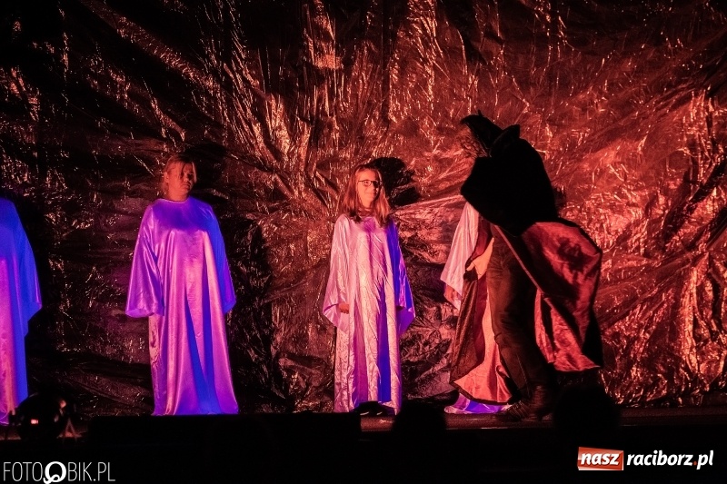 Zdjęcie w galerii na portalu naszraciborz.pl: Spektakl teatralny Bramy Nieba i Płomienie Piekła w kościele zielonoświątkowym w Raciborzu wiadomości z regionu