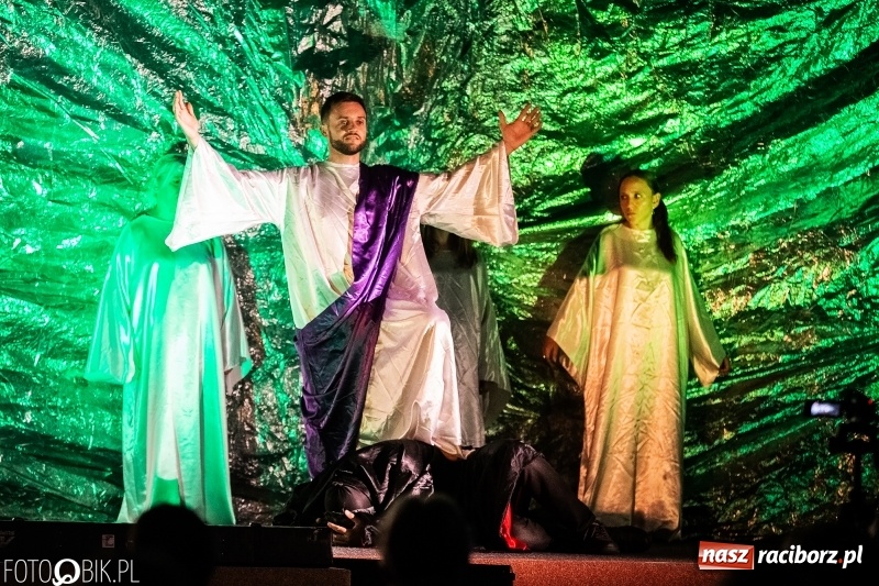 Zdjęcie w galerii na portalu naszraciborz.pl: Spektakl teatralny Bramy Nieba i Płomienie Piekła w kościele zielonoświątkowym w Raciborzu wiadomości z regionu