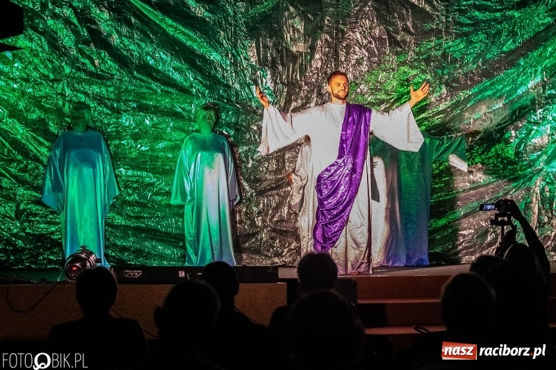 Zdjęcie w galerii na portalu naszraciborz.pl: Spektakl teatralny Bramy Nieba i Płomienie Piekła w kościele zielonoświątkowym w Raciborzu wiadomości z regionu