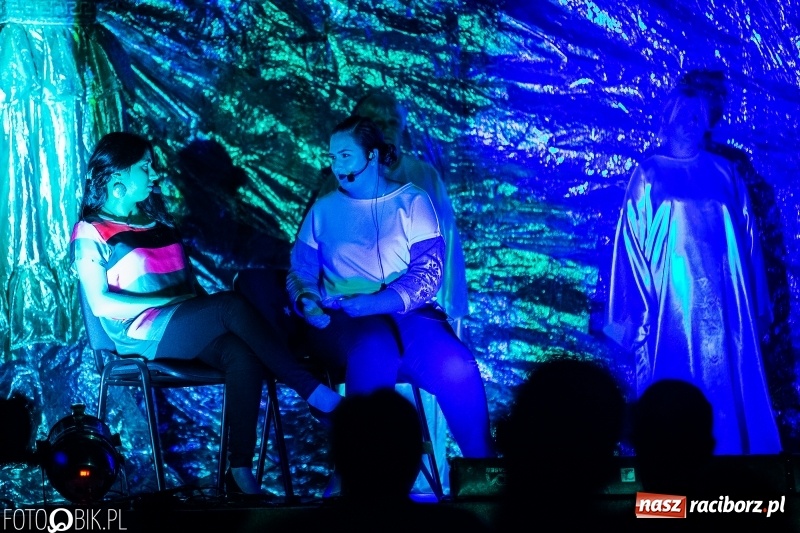Zdjęcie w galerii na portalu naszraciborz.pl: Spektakl teatralny Bramy Nieba i Płomienie Piekła w kościele zielonoświątkowym w Raciborzu wiadomości z regionu