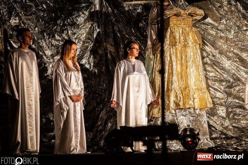 Zdjęcie w galerii na portalu naszraciborz.pl: Spektakl teatralny Bramy Nieba i Płomienie Piekła w kościele zielonoświątkowym w Raciborzu wiadomości z regionu