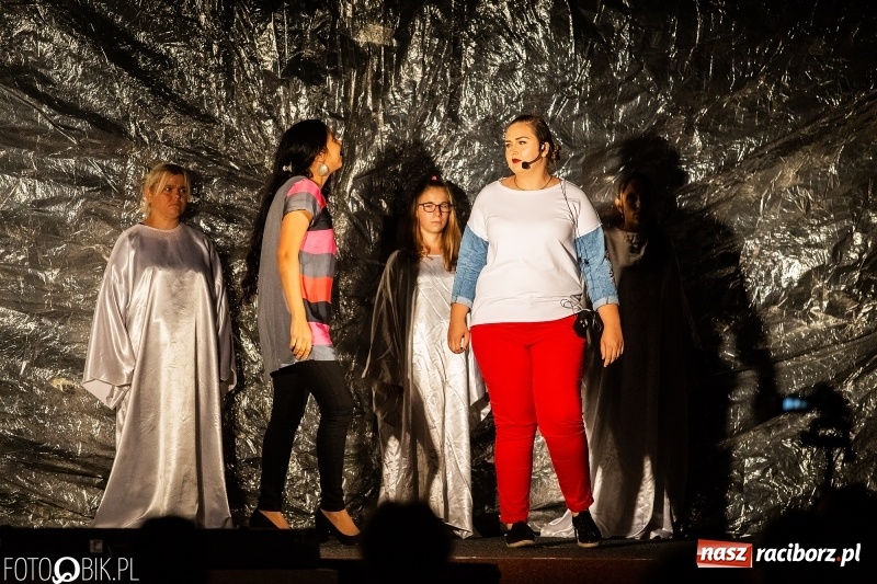 Zdjęcie w galerii na portalu naszraciborz.pl: Spektakl teatralny Bramy Nieba i Płomienie Piekła w kościele zielonoświątkowym w Raciborzu wiadomości z regionu