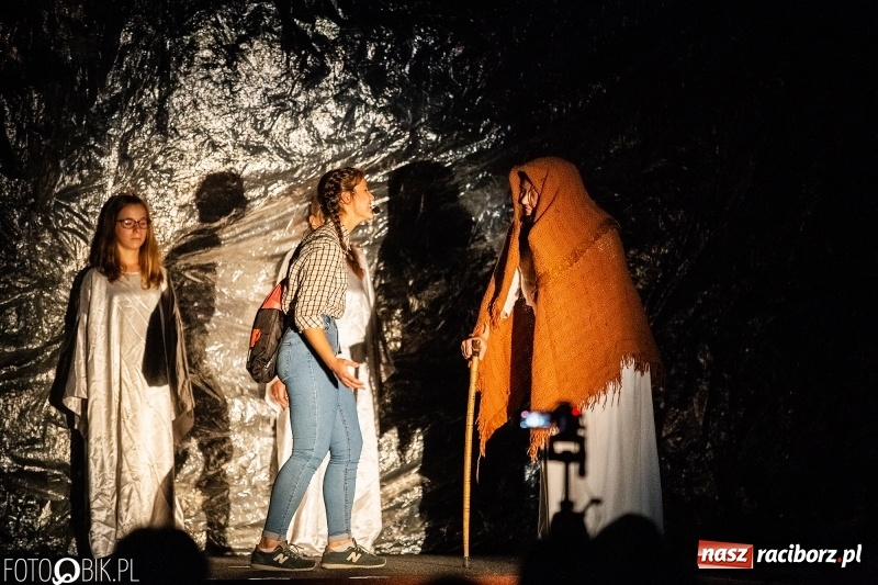 Zdjęcie w galerii na portalu naszraciborz.pl: Spektakl teatralny Bramy Nieba i Płomienie Piekła w kościele zielonoświątkowym w Raciborzu wiadomości z regionu