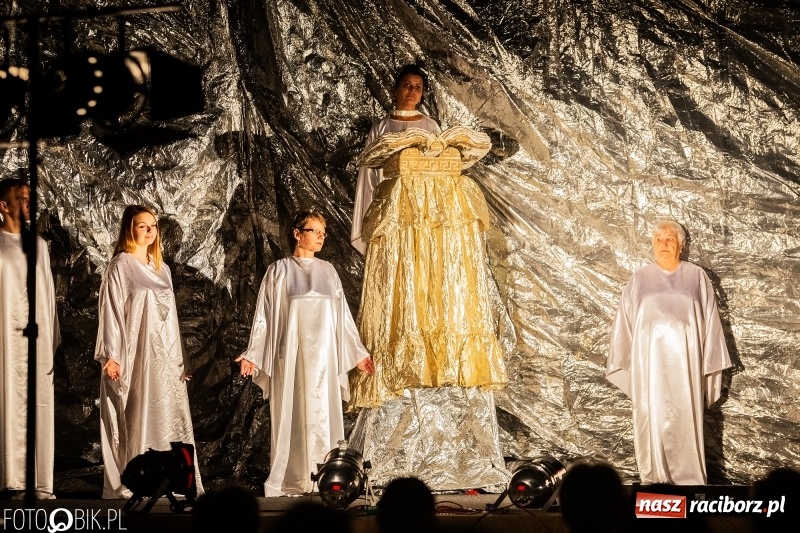 Zdjęcie w galerii na portalu naszraciborz.pl: Spektakl teatralny Bramy Nieba i Płomienie Piekła w kościele zielonoświątkowym w Raciborzu wiadomości z regionu