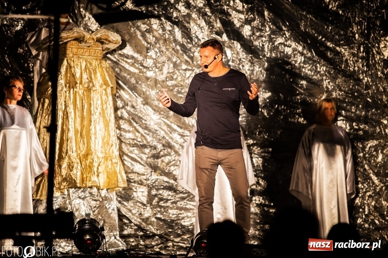 Zdjęcie w galerii na portalu naszraciborz.pl: Spektakl teatralny Bramy Nieba i Płomienie Piekła w kościele zielonoświątkowym w Raciborzu wiadomości z regionu