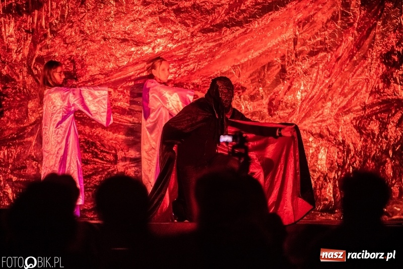 Zdjęcie w galerii na portalu naszraciborz.pl: Spektakl teatralny Bramy Nieba i Płomienie Piekła w kościele zielonoświątkowym w Raciborzu wiadomości z regionu