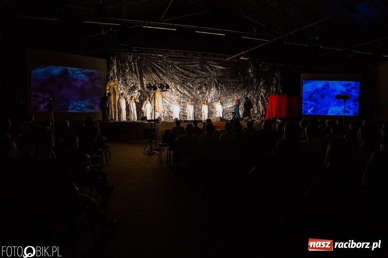Zdjęcie w galerii na portalu naszraciborz.pl: Spektakl teatralny Bramy Nieba i Płomienie Piekła w kościele zielonoświątkowym w Raciborzu wiadomości z regionu