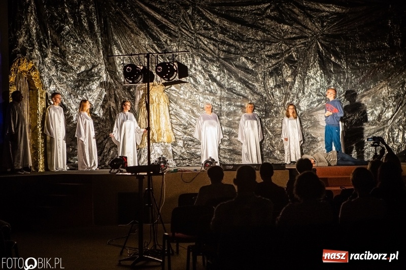 Zdjęcie w galerii na portalu naszraciborz.pl: Spektakl teatralny Bramy Nieba i Płomienie Piekła w kościele zielonoświątkowym w Raciborzu wiadomości z regionu
