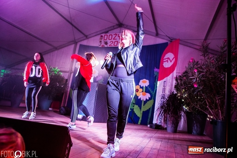 Zdjęcie w galerii na portalu naszraciborz.pl: Mandaryna gwiazdą pierwszego dnia dożynek w Raszczycach wiadomości z regionu