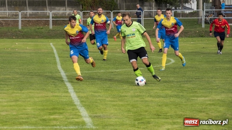 Zdjęcie w galerii na portalu naszraciborz.pl: Grad bramek w Nędzy. Gospodarze gromią Rogów! wiadomości z regionu