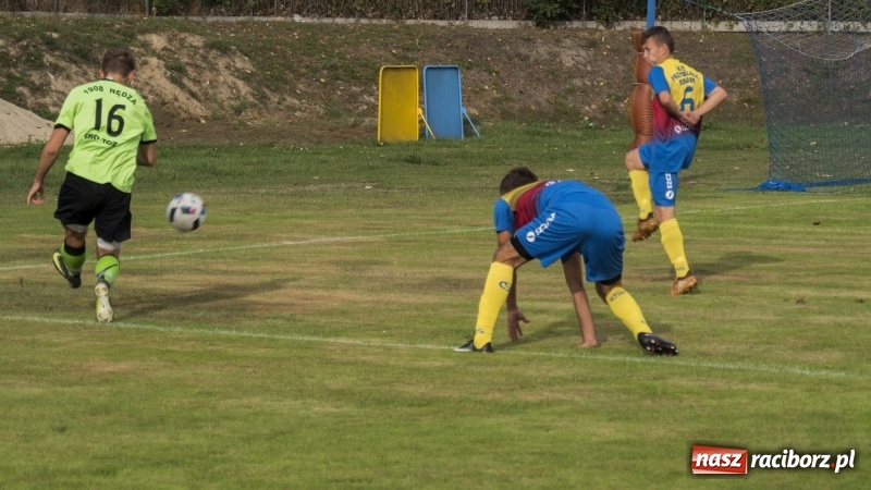 Zdjęcie w galerii na portalu naszraciborz.pl: Grad bramek w Nędzy. Gospodarze gromią Rogów! wiadomości z regionu