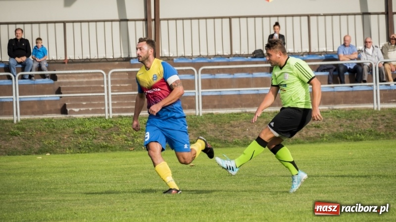 Zdjęcie w galerii na portalu naszraciborz.pl: Grad bramek w Nędzy. Gospodarze gromią Rogów! wiadomości z regionu