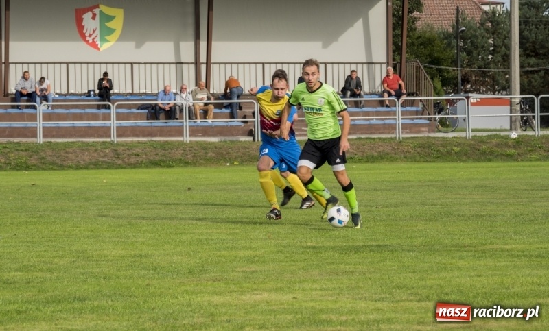 Zdjęcie w galerii na portalu naszraciborz.pl: Grad bramek w Nędzy. Gospodarze gromią Rogów! wiadomości z regionu