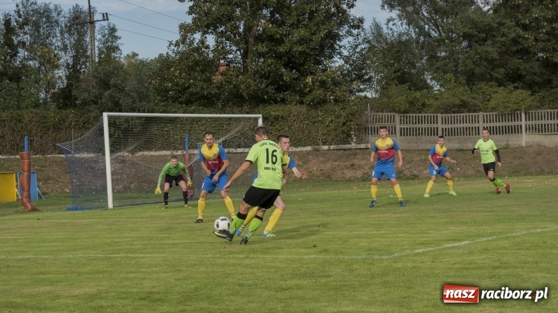 Zdjęcie w galerii na portalu naszraciborz.pl: Grad bramek w Nędzy. Gospodarze gromią Rogów! wiadomości z regionu