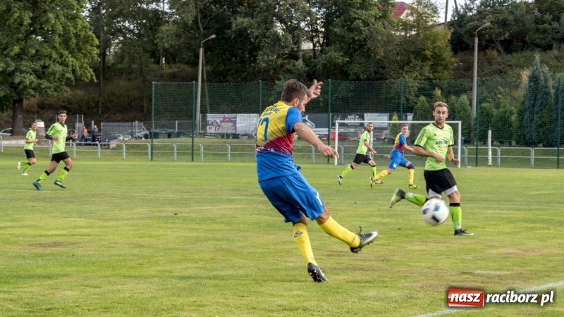 Zdjęcie w galerii na portalu naszraciborz.pl: Grad bramek w Nędzy. Gospodarze gromią Rogów! wiadomości z regionu