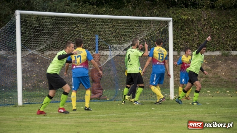 Zdjęcie w galerii na portalu naszraciborz.pl: Grad bramek w Nędzy. Gospodarze gromią Rogów! wiadomości z regionu