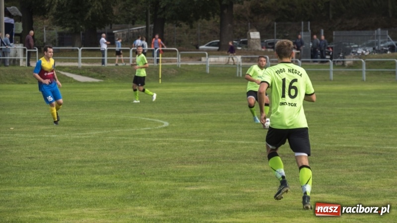 Zdjęcie w galerii na portalu naszraciborz.pl: Grad bramek w Nędzy. Gospodarze gromią Rogów! wiadomości z regionu
