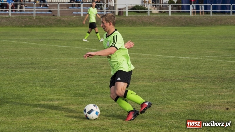 Zdjęcie w galerii na portalu naszraciborz.pl: Grad bramek w Nędzy. Gospodarze gromią Rogów! wiadomości z regionu