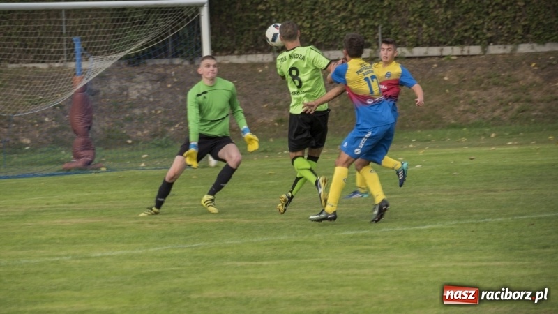 Zdjęcie w galerii na portalu naszraciborz.pl: Grad bramek w Nędzy. Gospodarze gromią Rogów! wiadomości z regionu