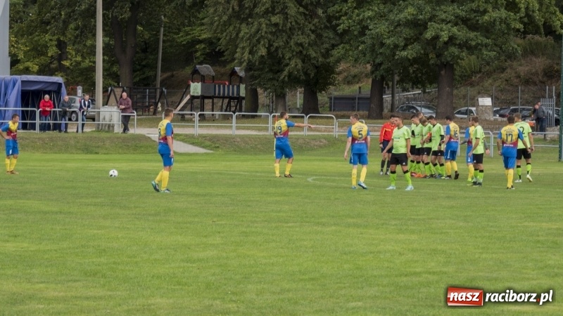 Zdjęcie w galerii na portalu naszraciborz.pl: Grad bramek w Nędzy. Gospodarze gromią Rogów! wiadomości z regionu