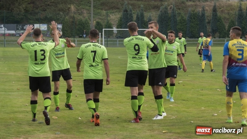 Zdjęcie w galerii na portalu naszraciborz.pl: Grad bramek w Nędzy. Gospodarze gromią Rogów! wiadomości z regionu